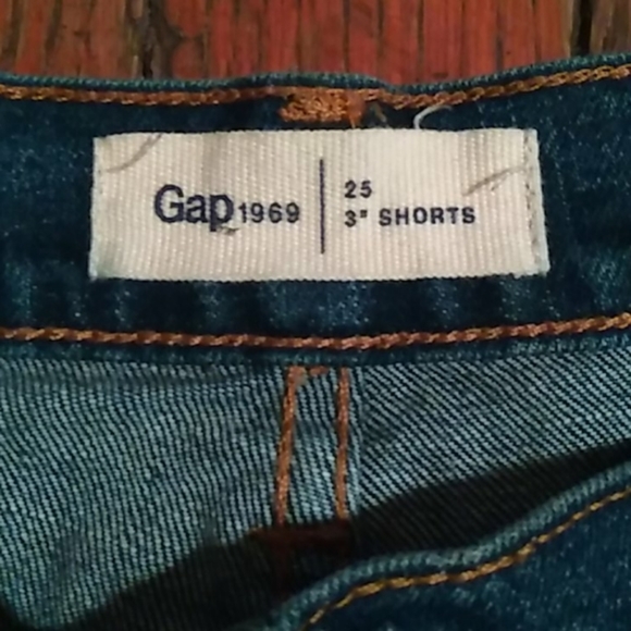 Gap Short Jean Shorts - Picture 2 of 2